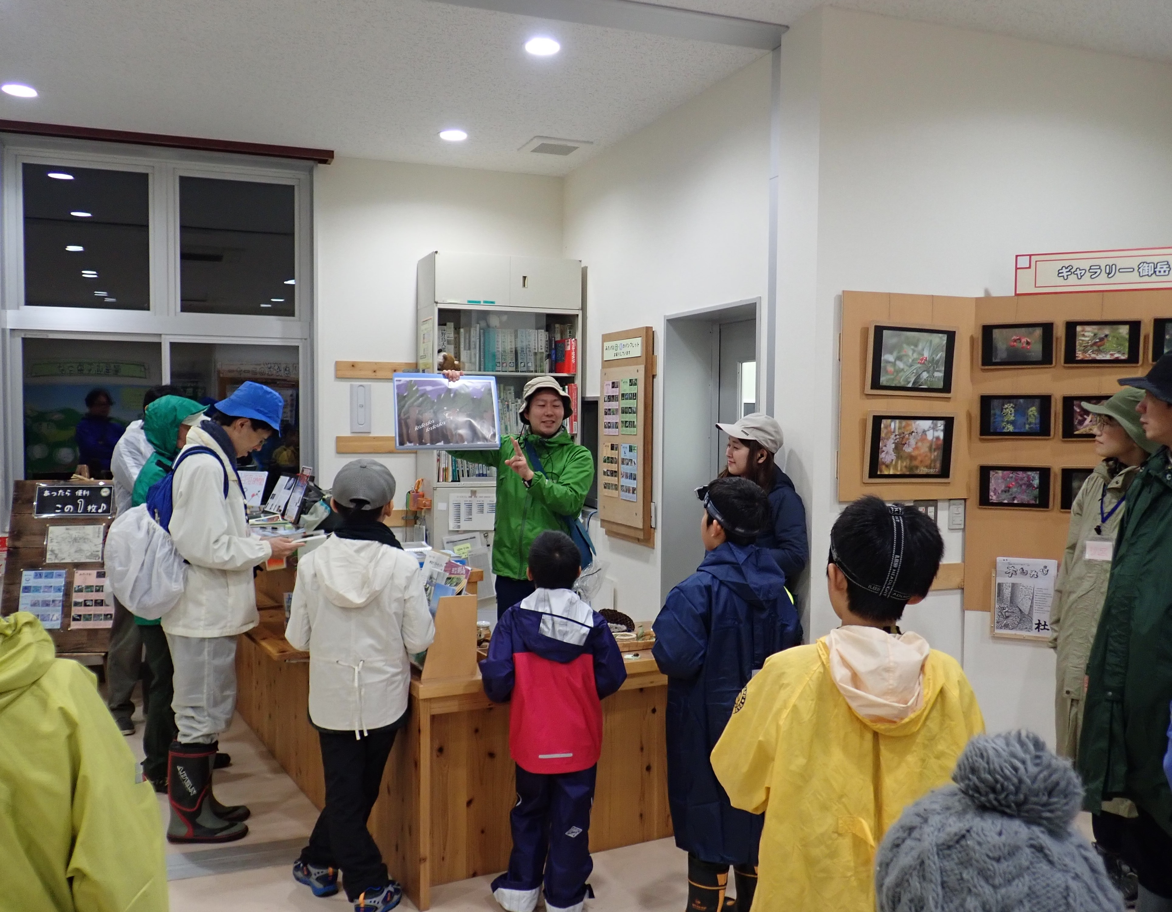 館内で写真を見ながら説明を受ける参加者