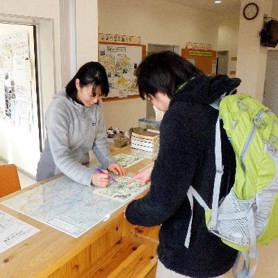 窓口で相談している様子