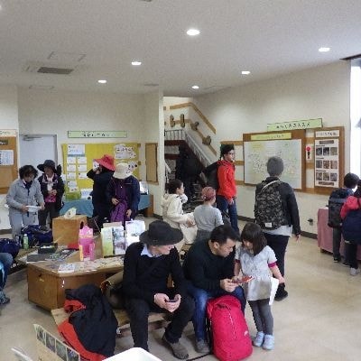 館内で座ったり話をしている人々の様子