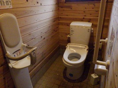 個室左側にベビーキープ、奥にトイレと手すり