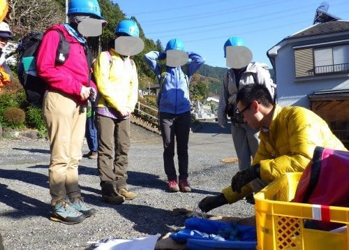 職員がメジャーを持って計測している様子