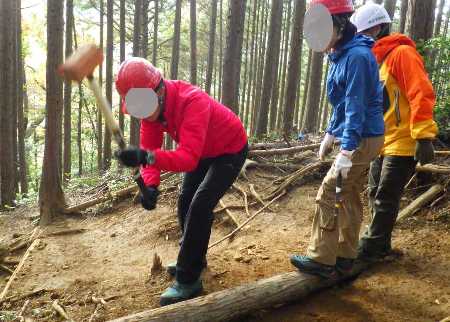 職員がメジャーを持って計測している様子