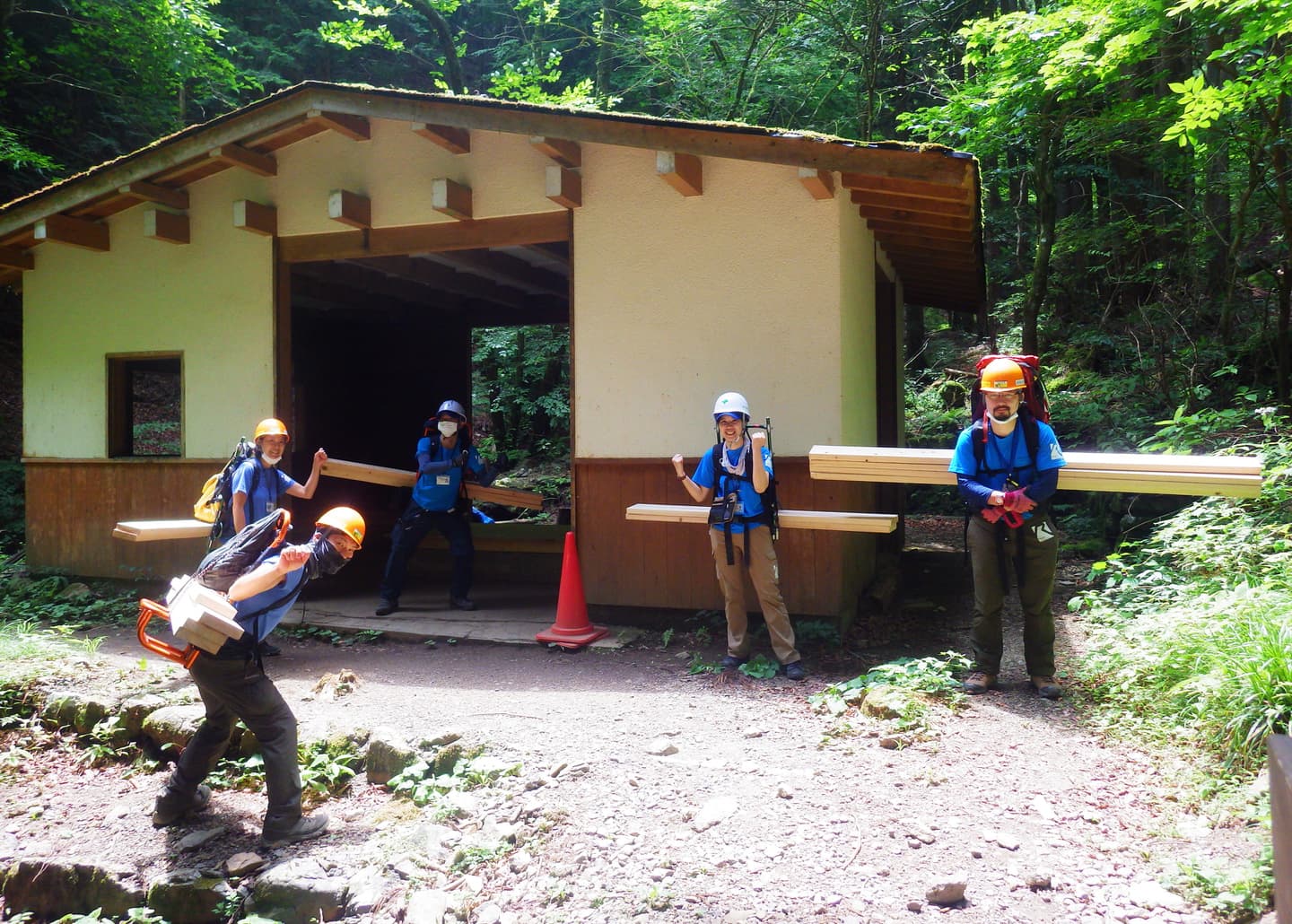 職員がメジャーを持って計測している様子