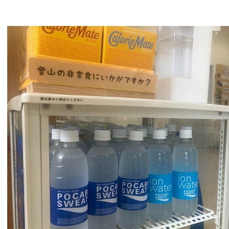 館内で座ったり話をしている人々の様子